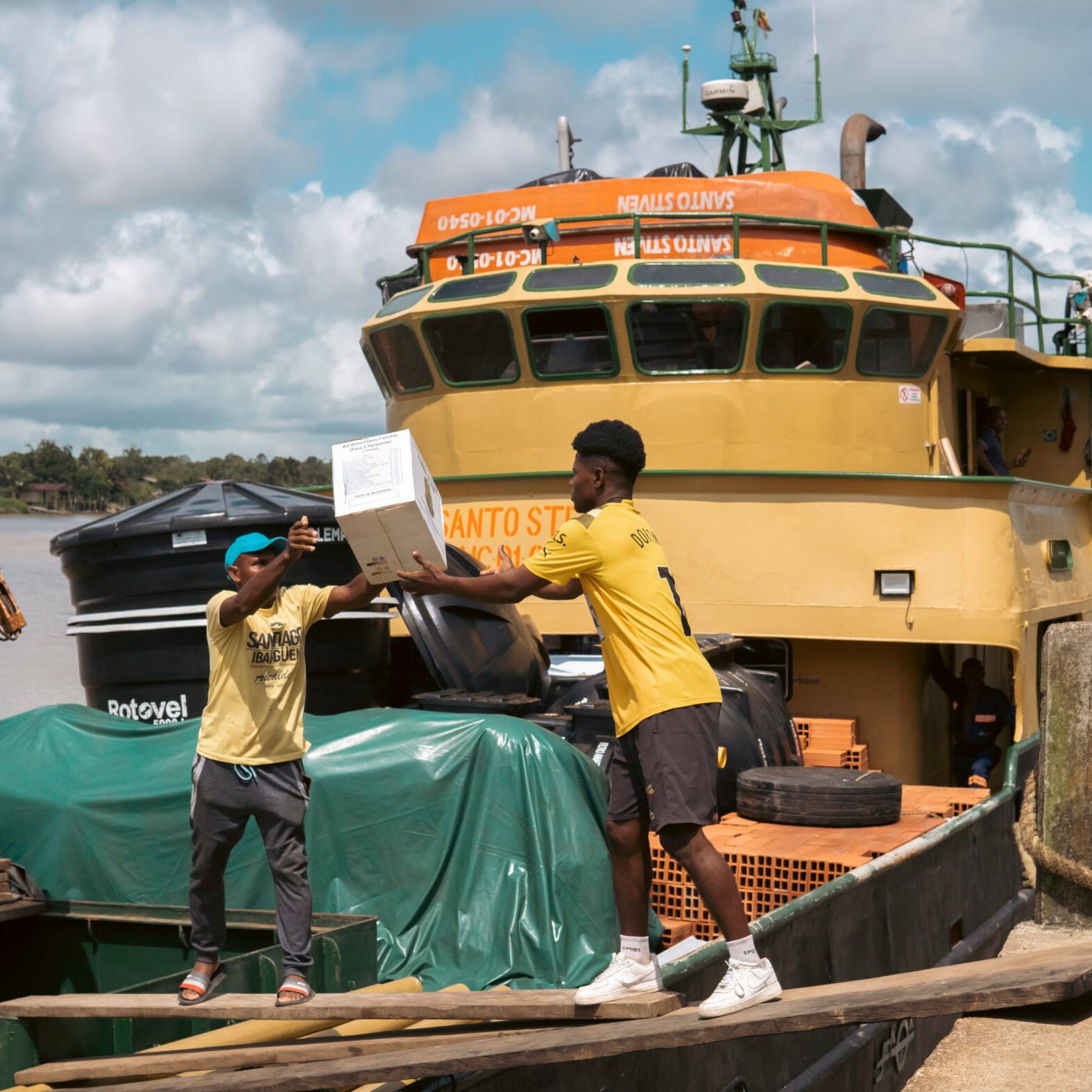 Entrega de ayudas humanitarias con el Programa Mundial de Alimentos y UNGRD en Génova de Docordó, siendo la cabezara municipal del litoral del río San Juan,